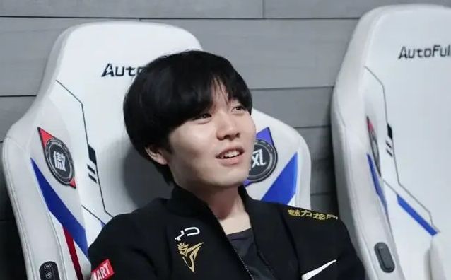 他用双拐一 他用双拐一